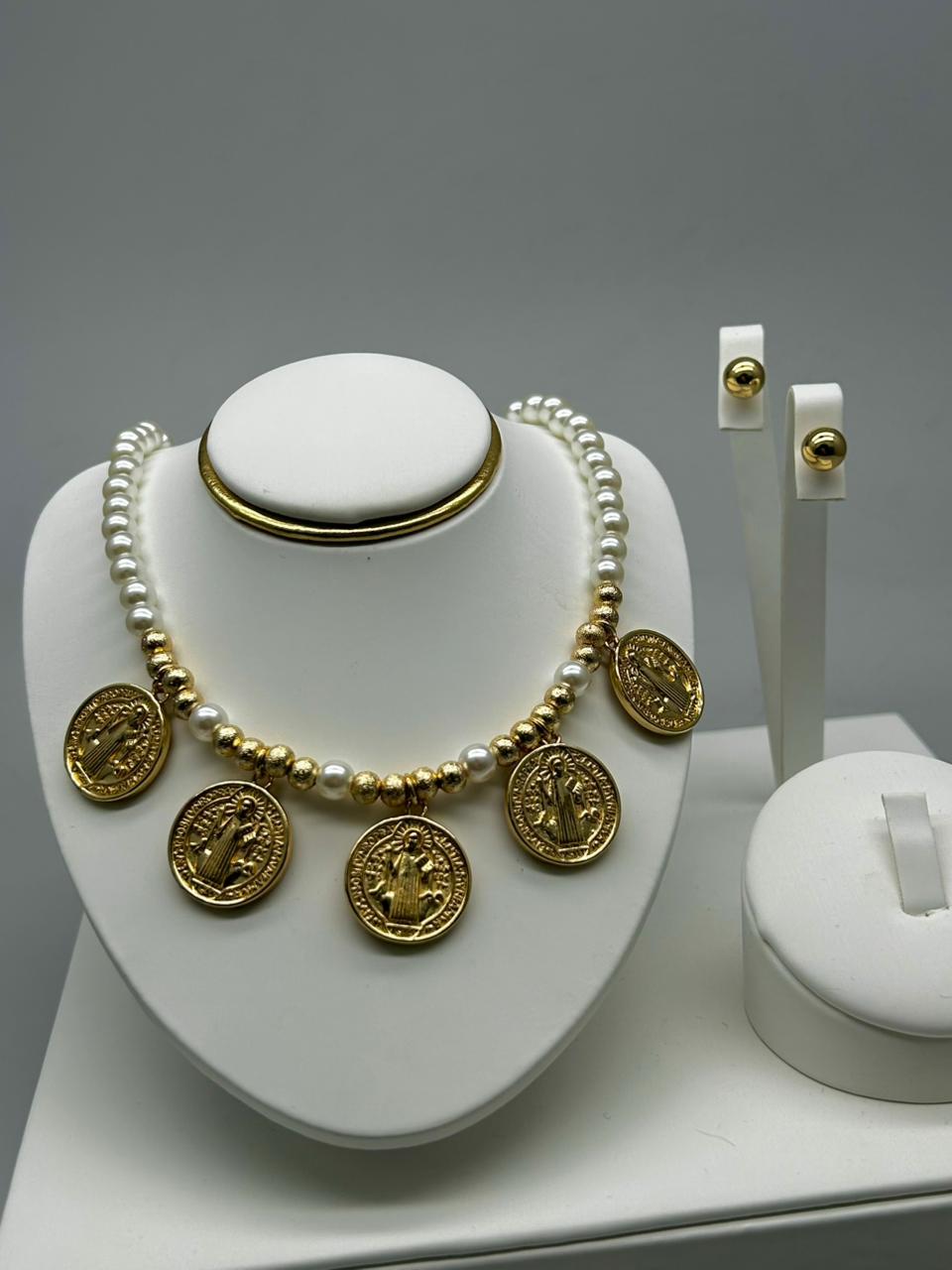 SET DE ARETES Y COLLAR ELEGANCIA Y PROTECCION SAN BENITO